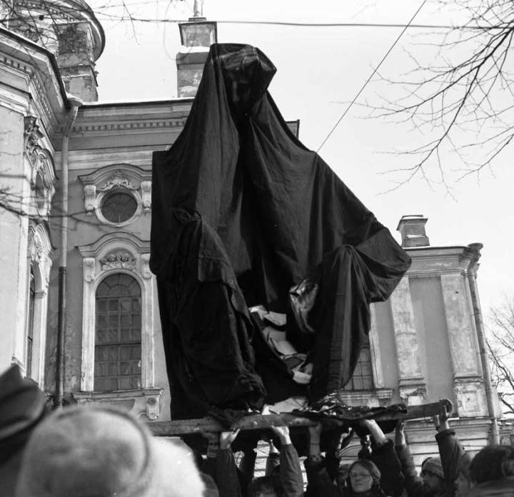 "День горожанина" на Владимирской площади. Памятник жертвам пожара в БАН, театрализация Николая Беляка, художник Марк Борнштейн. 1988